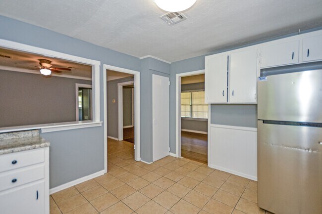Building Photo - 4244 Sunshine Dr