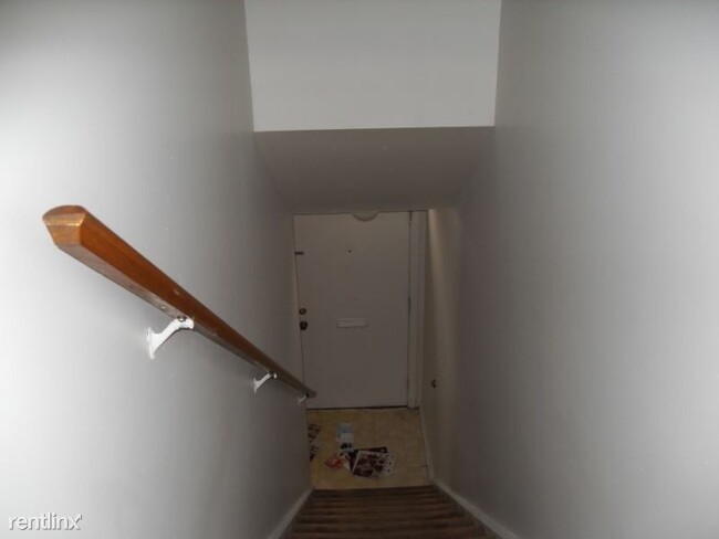 Building Photo - 2 br, 1.5 bath Townhome - 4855 Moreland Drive