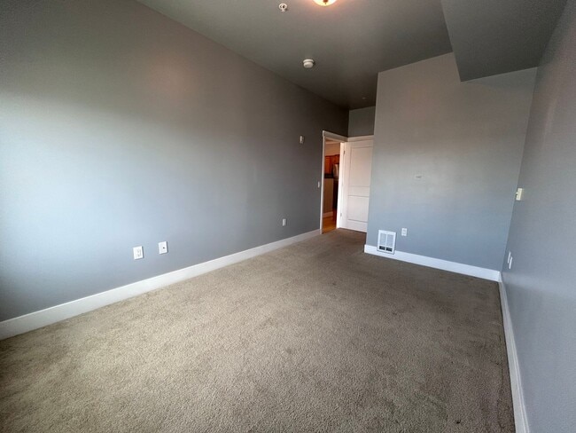 Building Photo - 1 Bed, 1 Bath Condo with Bellingham Bay View and parking garage