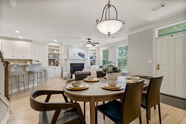 Combo living/dining room - 1117 E 7th St