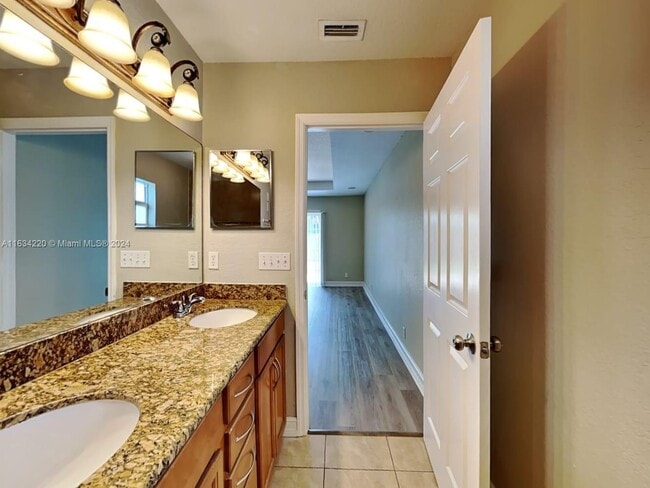 Building Photo - 211 NE 24th Ave