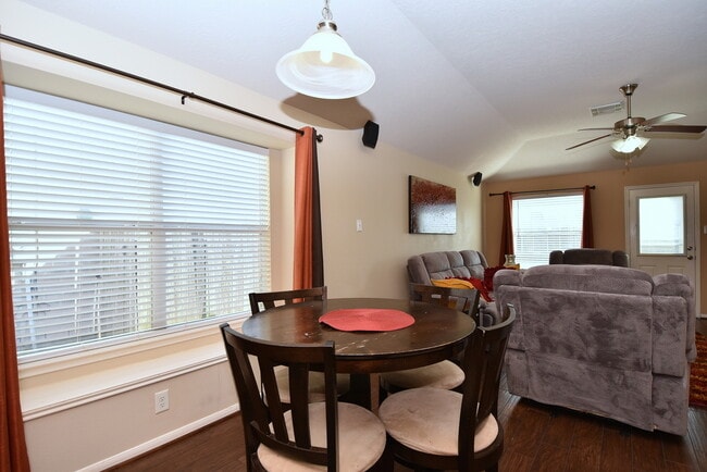 Building Photo - BEAUTIFUL 3 BEDROOM 2 BATH WITH WOOD TILE ...