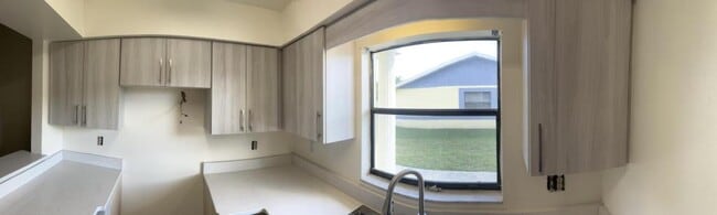 Building Photo - 110 E Washington St