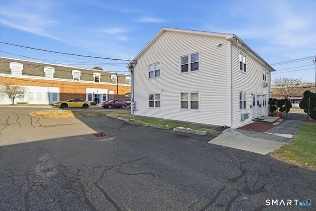 Building Photo - 194 Cherry St