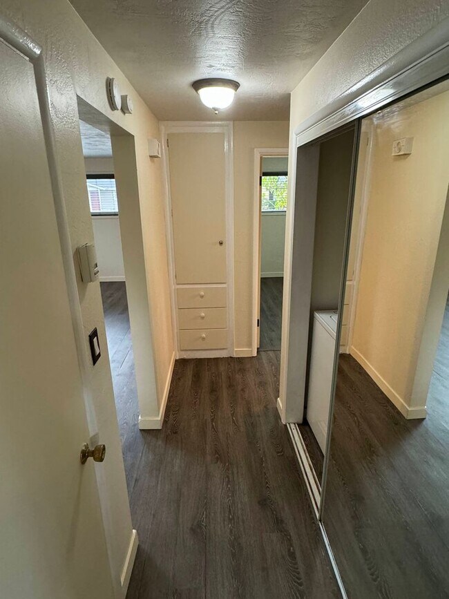 Building Photo - 2 Bedroom Off Coburg Rd.