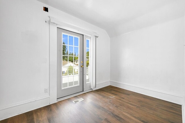 Building Photo - Large Single Family home with Bonus Room!