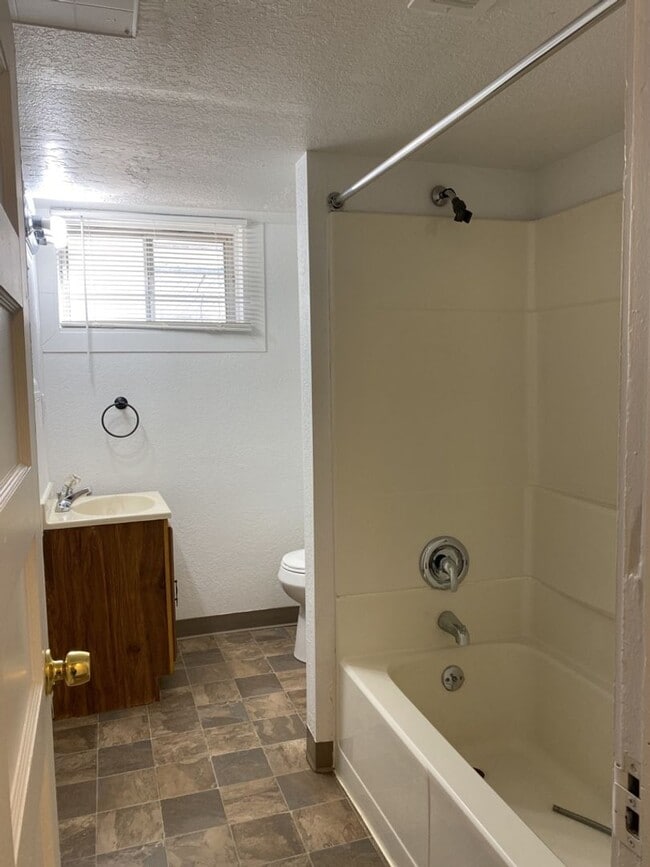 Building Photo - 2 Bed / 2 Bath Home - Close to UNC