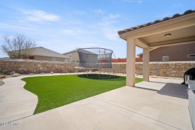 Building Photo - 3825 Loma Reina