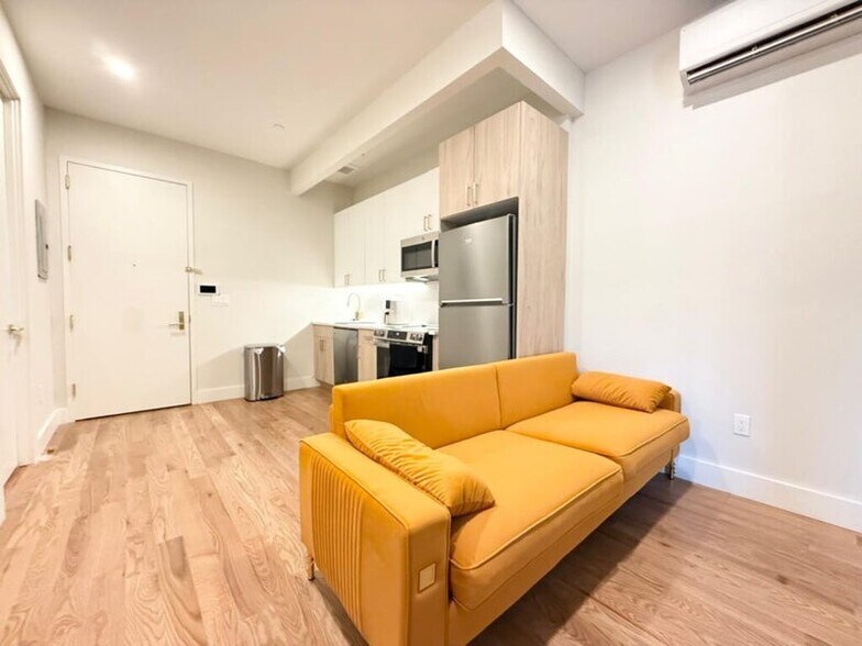 Building Photo - Nice room in a good neighborhood