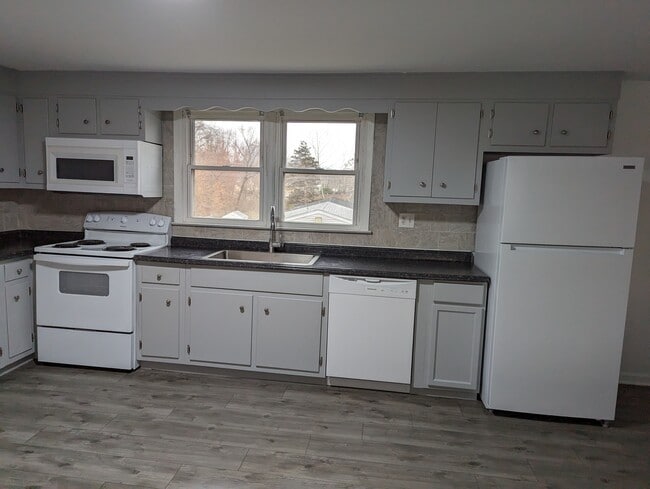 Building Photo - 87 Antrim St