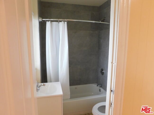 Building Photo - 616 W 58th St