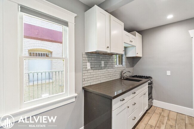 Building Photo - 307 W 7th St