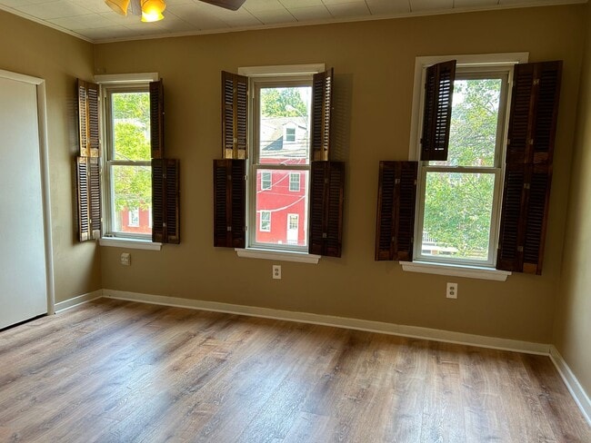 Building Photo - Beautiful 3 Bedroom, 1.5 Bath *2 Car Detac...