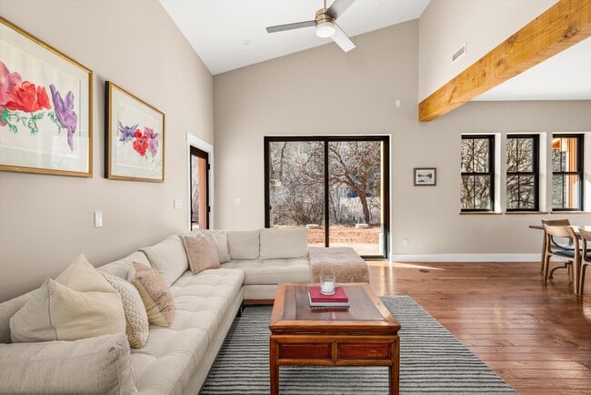 Building Photo - 106 Castle View Dr