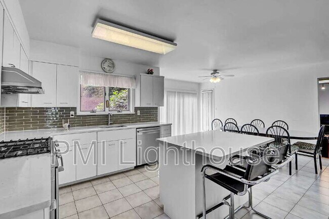 Building Photo - 2 Carlyle Dr