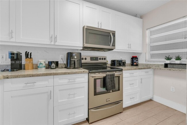 Building Photo - 9410 Poinciana Pl