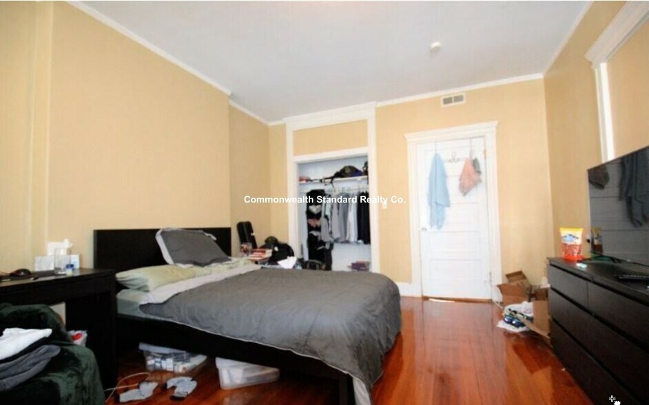 Building Photo - 10 Strathmore Rd