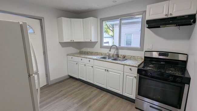 Building Photo - Welcome to this newly renovated gem locate...