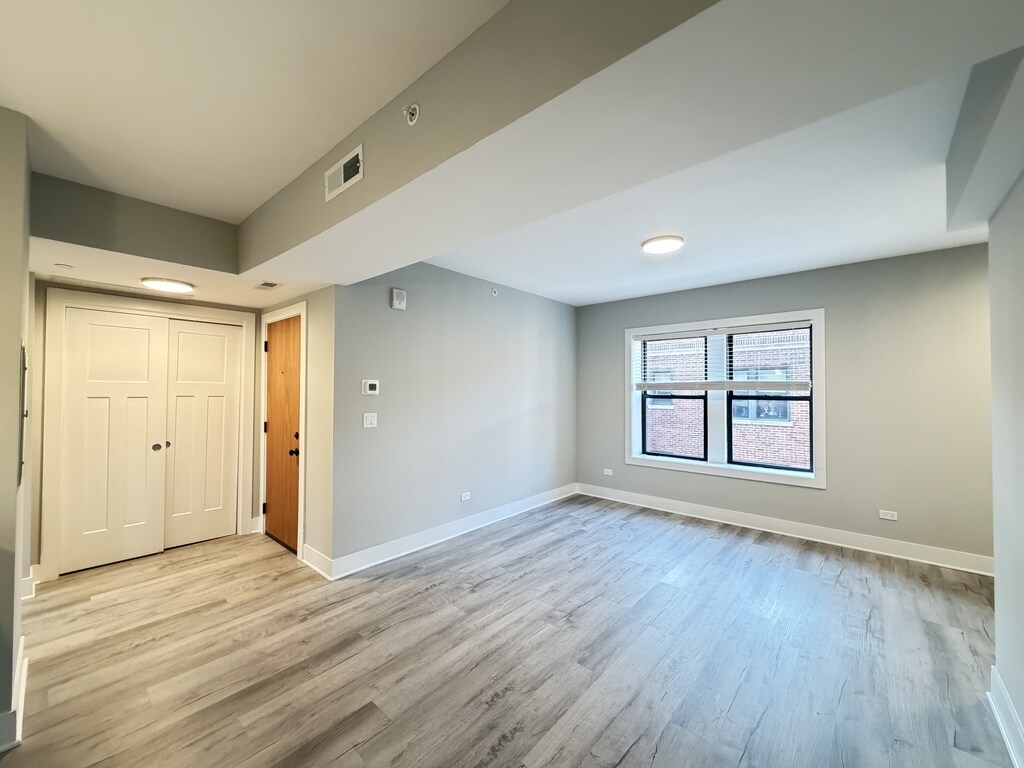 Building Photo - 1240 Oak Ave