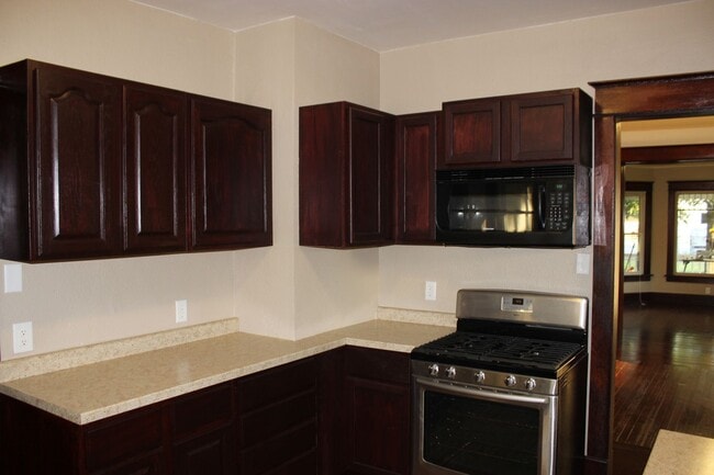 Building Photo - Large House Available for Move-In August 1st!
