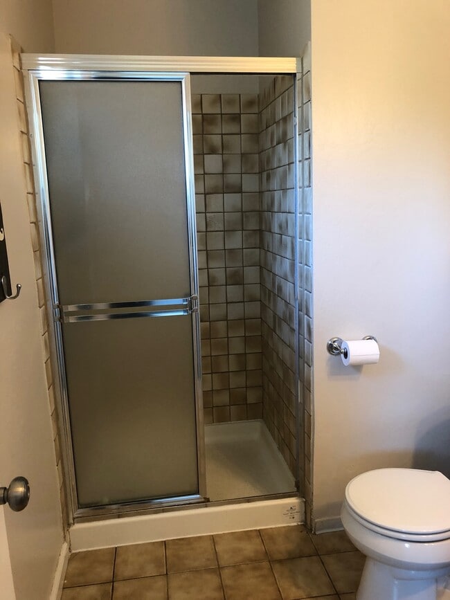 Building Photo - 3 bedroom 2 bath Available Now!