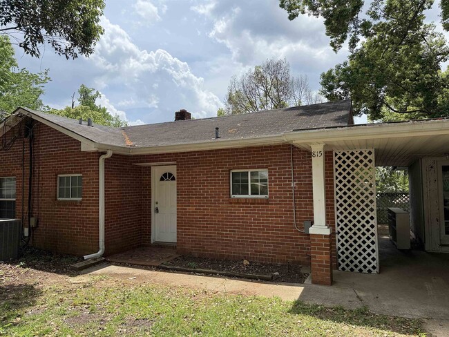 Primary Photo - 815 E Carolina St