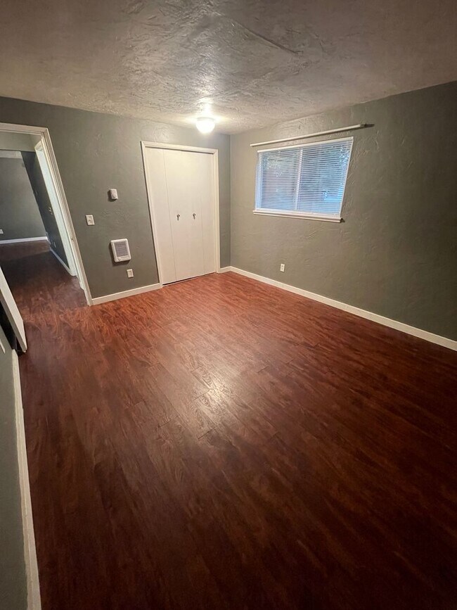 Building Photo - Pet Friendly 2 Bedroom in Lebanon!