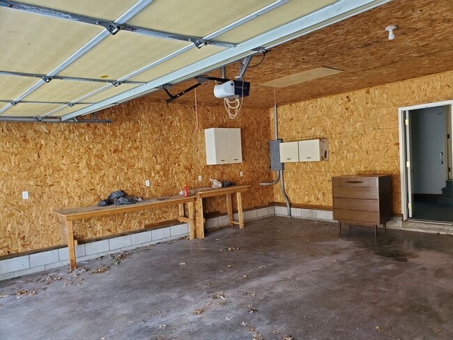 Building Photo - 2 bedroom duplex with 2 car attached garage!