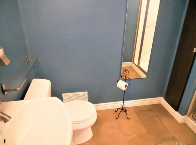 Building Photo - 516 Elmira St