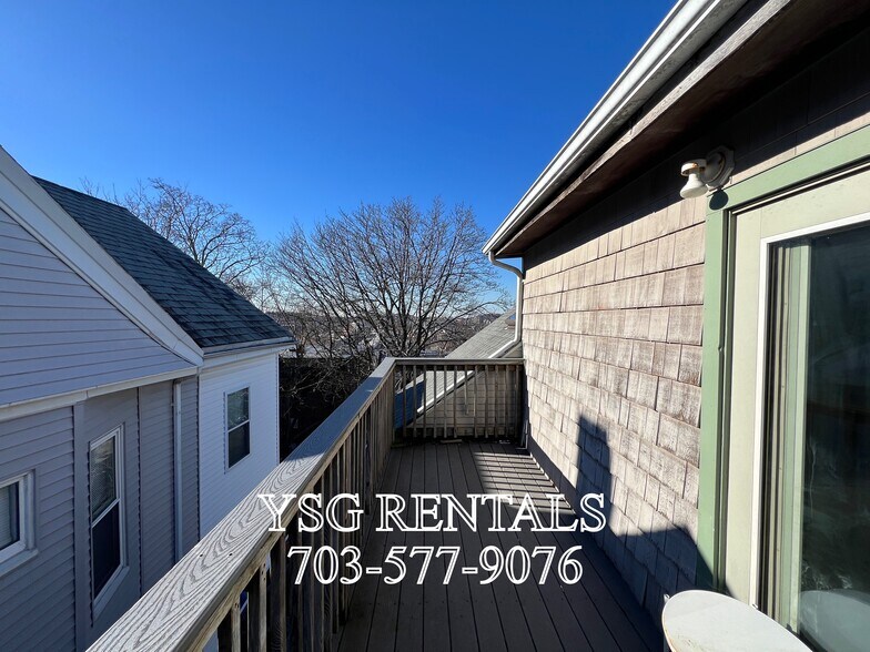 Building Photo - 9 Sunset St