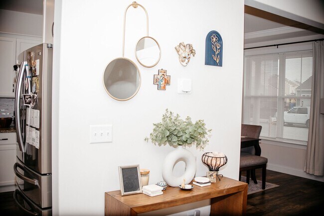 Building Photo - 220 Callie Dr