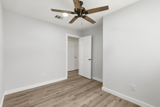 Building Photo - 15215 Parkville Dr