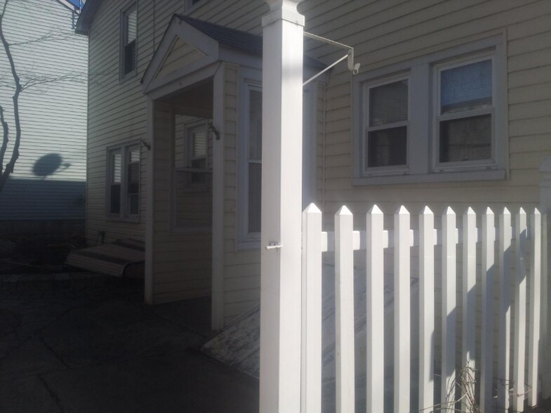 Building Photo - 919 W Camplain Rd