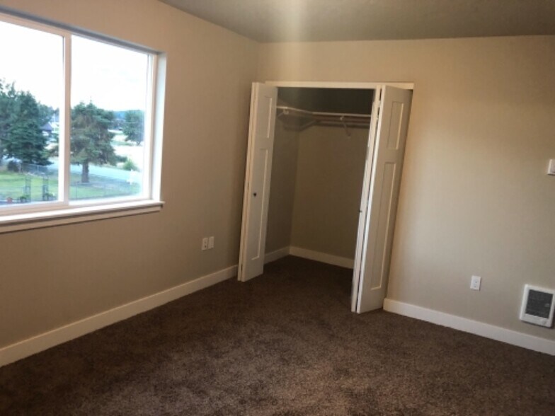 Building Photo - 1935 N Travis Ln