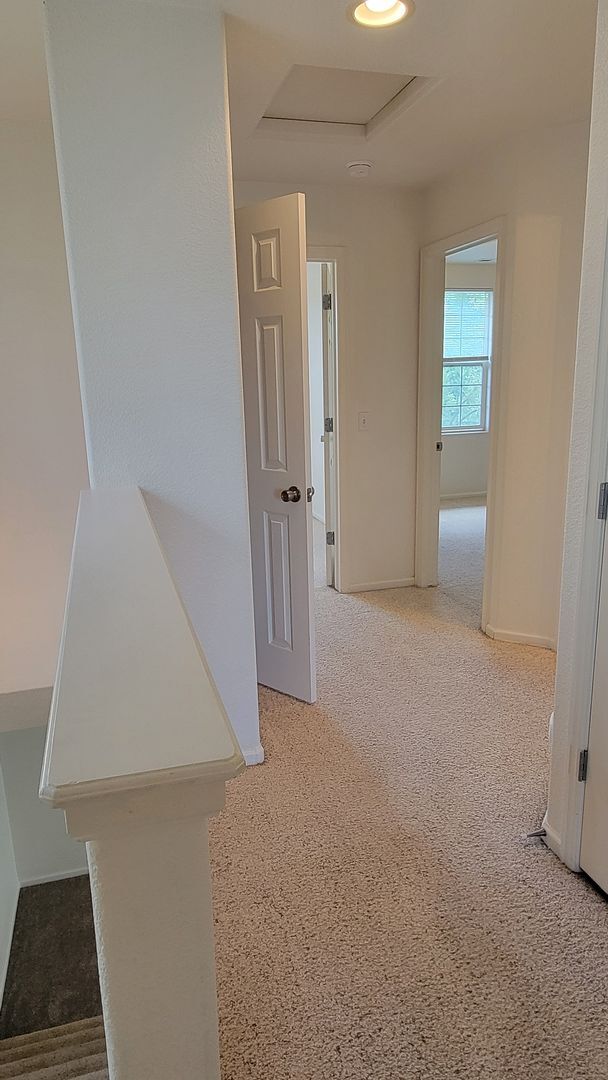 Building Photo - Single Family 3 Bed, 2.5 Bath Home - Avail...