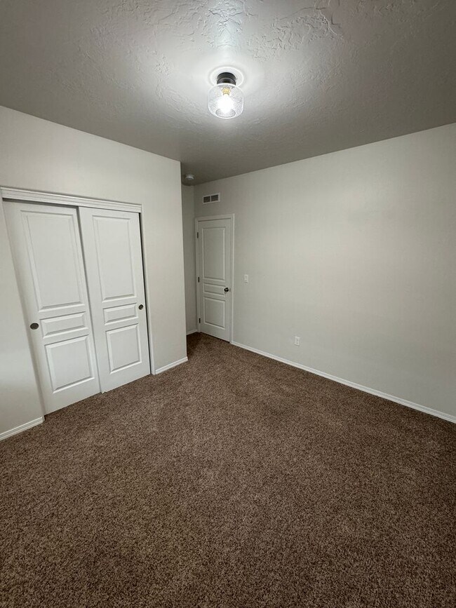 Building Photo - Charming 3-bedroom, 2-bathroom home locate...