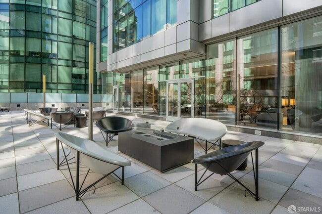 Building Photo - 333 Main St