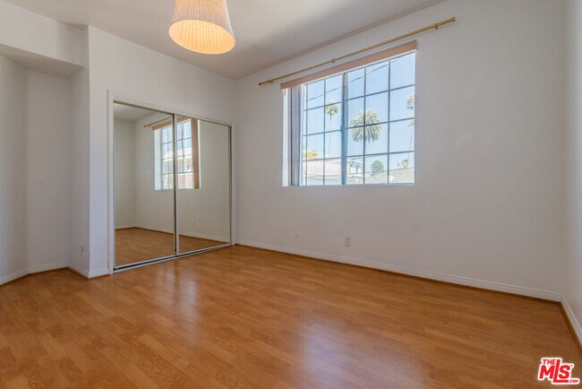 Building Photo - 458 N Oakhurst Dr