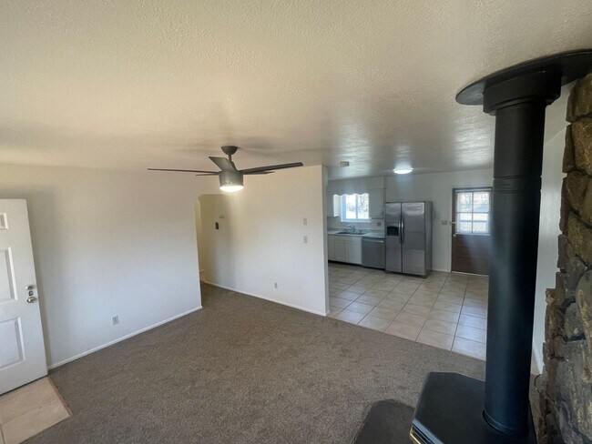 Building Photo - 154 S Los Pinos Dr