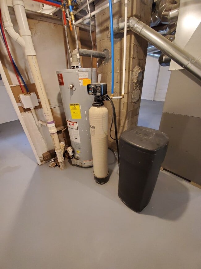 Building Photo - 4 Bedroom 1 Bath Home