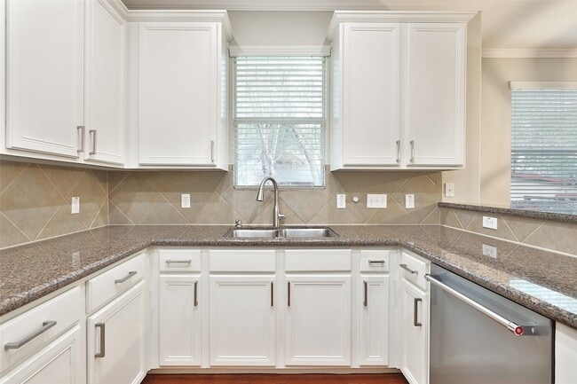 Building Photo - 1422 W 24th St