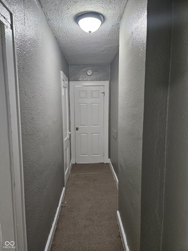 Building Photo - 835 N Gladstone Ave