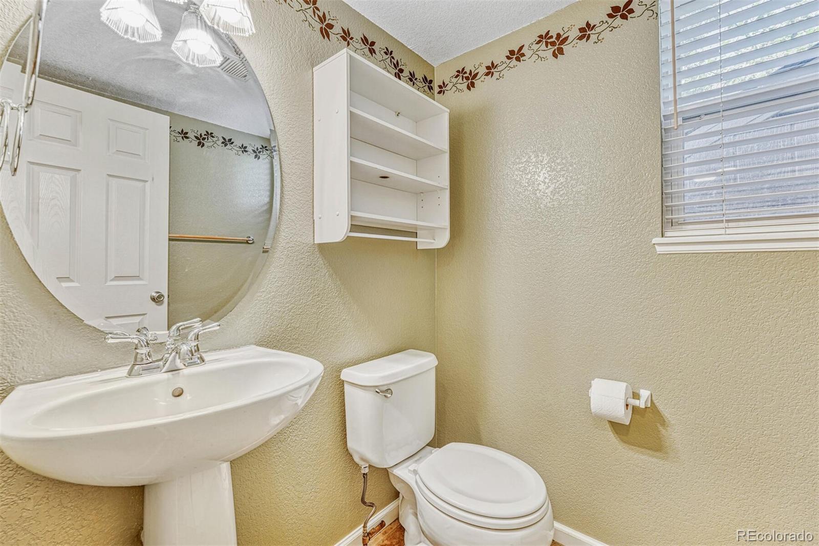 Powder room (bathroom 3) - main floor - 16441 Martingale Dr