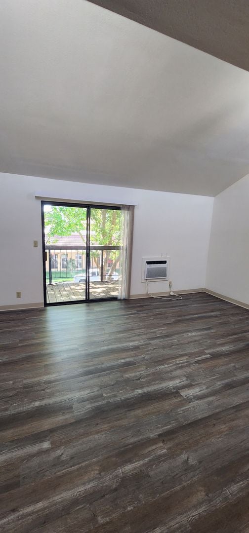 Building Photo - Condo with a balcony