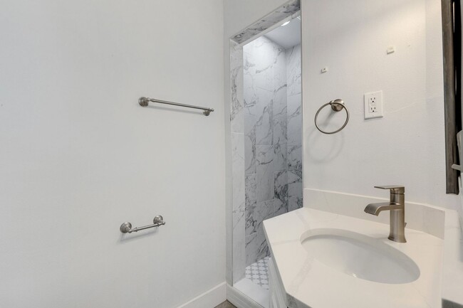 Building Photo - Modern Sarasota 3 Bedroom Home With Separa...