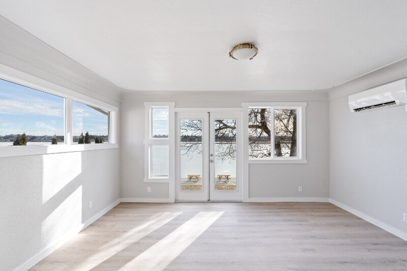 Building Photo - 3013 W Lakeside Dr