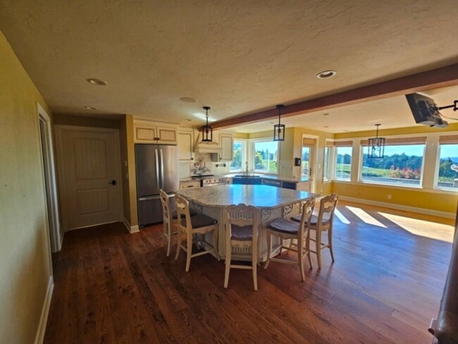 Building Photo - 4Bd/5Ba Multi Story Home - For viewing by ...