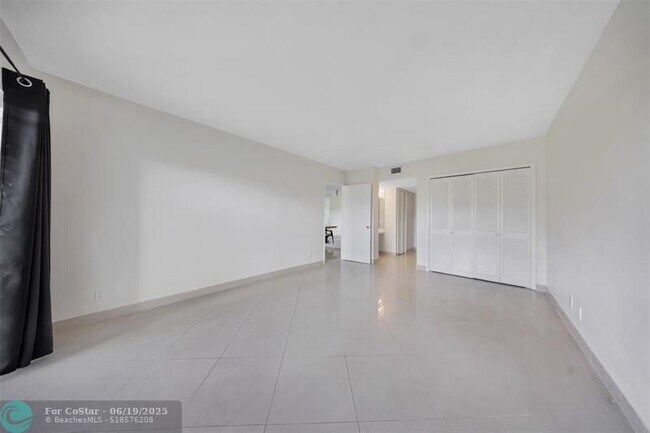 Building Photo - 2850 N Palm Aire Dr