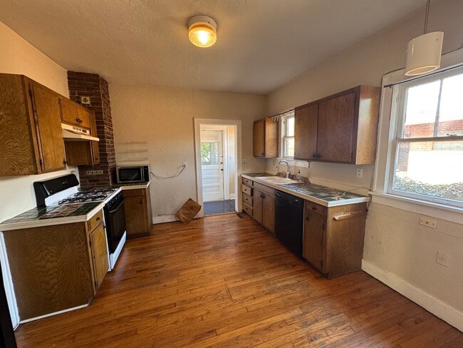 Building Photo - 512 S Crawford Ave