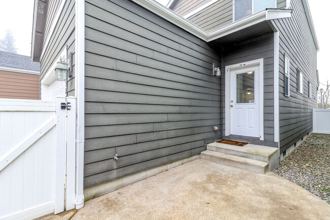 Building Photo - Beautiful Lacey Home with new paint and carpet in Popular Edgewater Community
